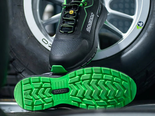 Sparco werkschoen met groene antislipzool bij een raceband