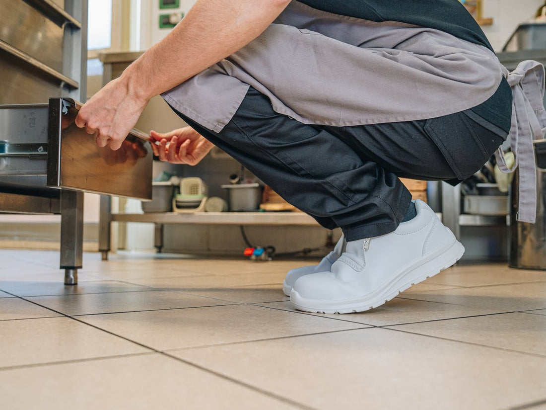 Witte Sparco beroepsschoenen in een keuken