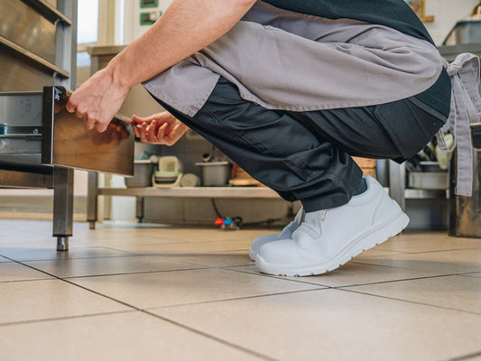 Witte Sparco beroepsschoenen in een keuken