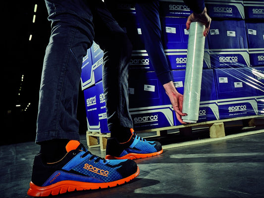 Sparco werkschoenen in het magazijn bij het wikkelen van een pallet