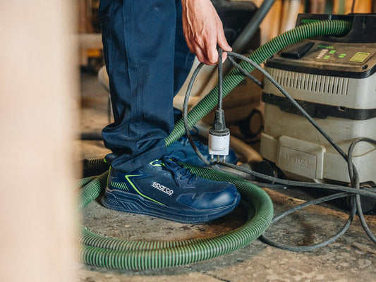 Sparco werkschoenen bij elektrisch gereedschap in de werkplaats